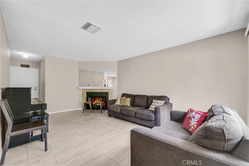 1530 Elkwood
