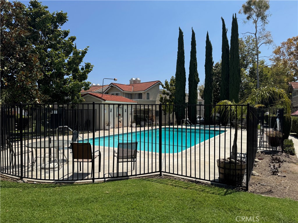1530 Elkwood