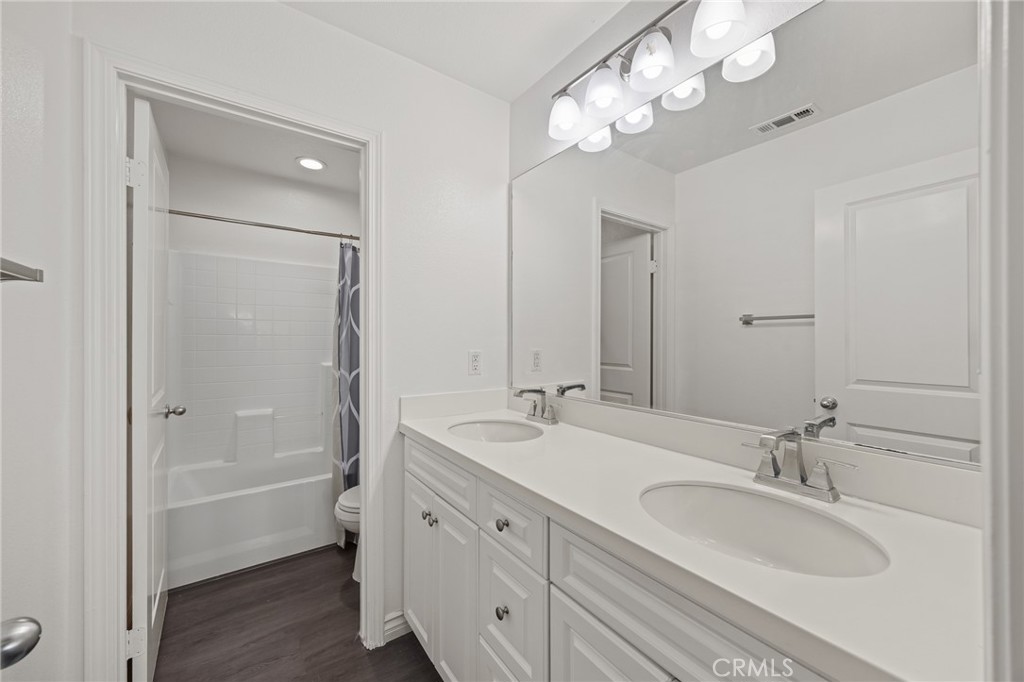 17044 Cerritos