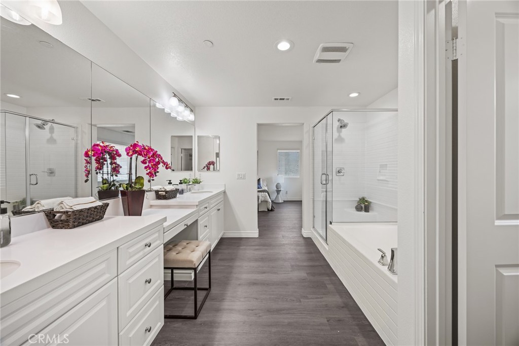 17044 Cerritos