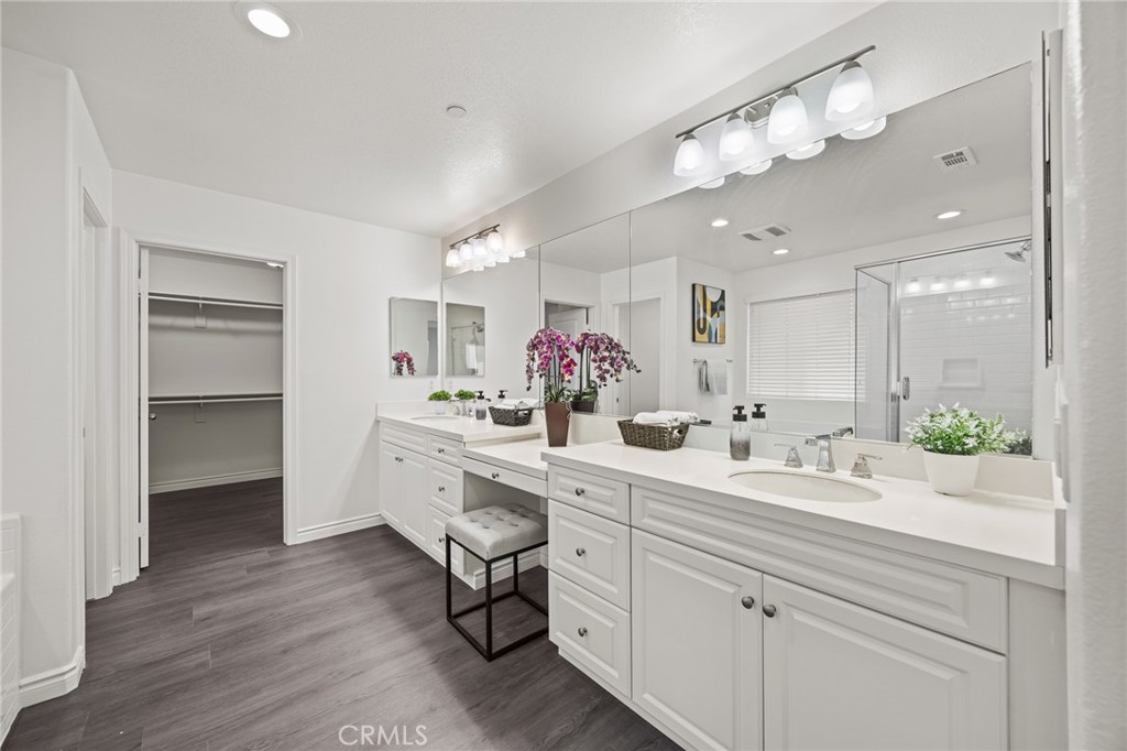 17044 Cerritos
