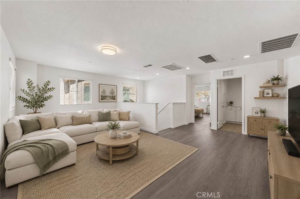 17044 Cerritos