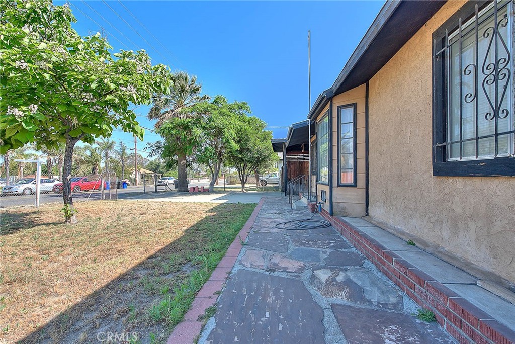 9132 Redwood Avenue