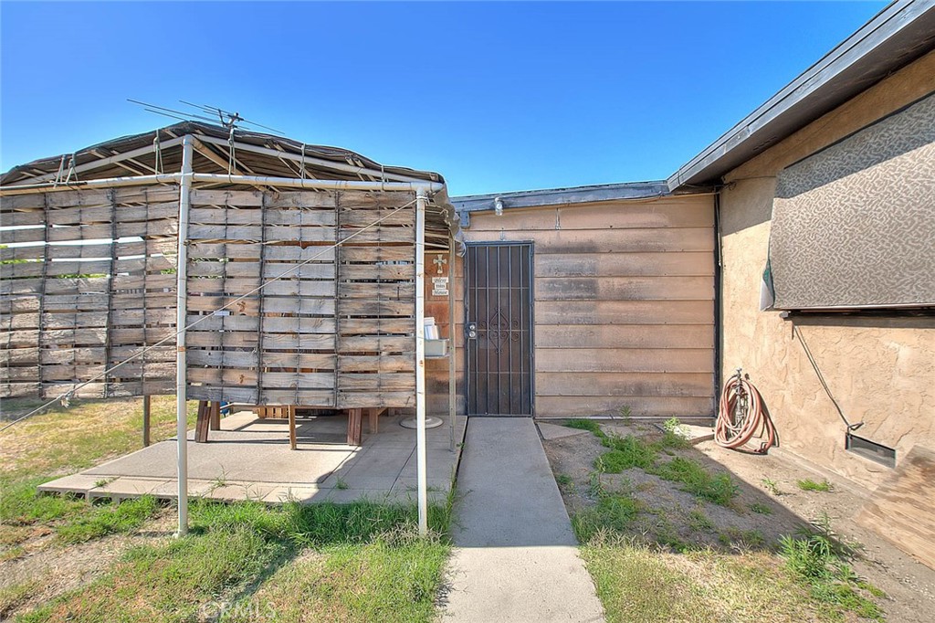 9132 Redwood Avenue