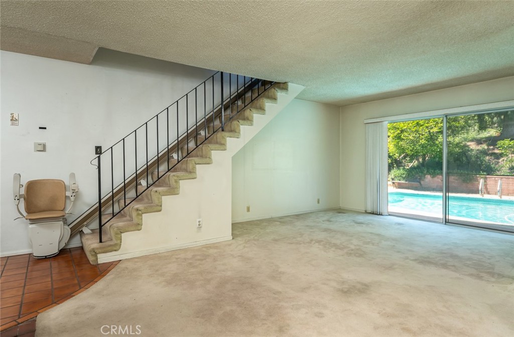 869 S Grandridge Avenue
