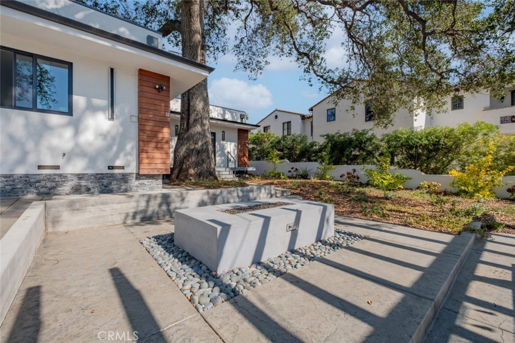 421 Mariposa Avenue