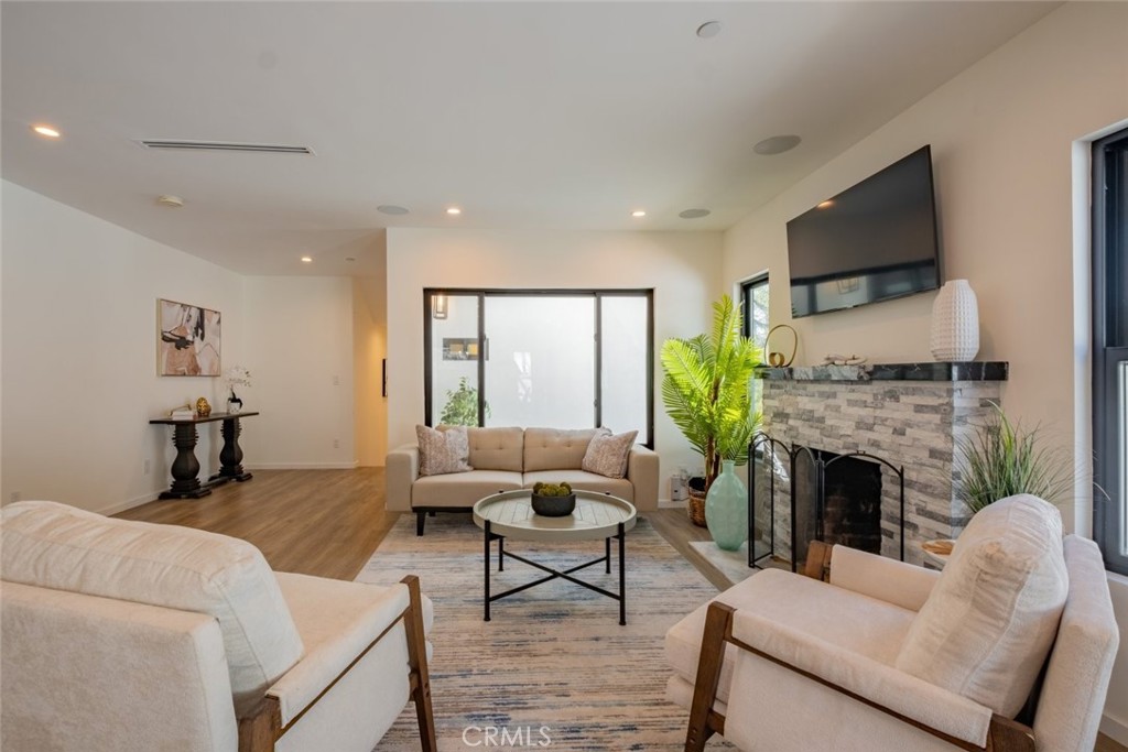 421 Mariposa Avenue