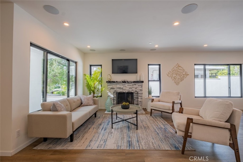 421 Mariposa Avenue