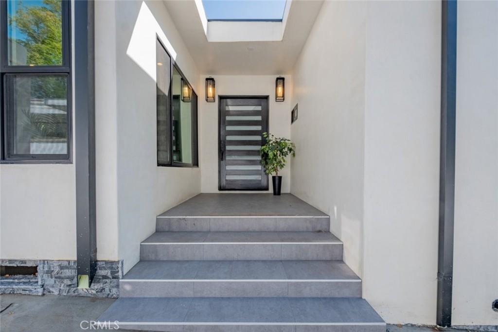 421 Mariposa Avenue