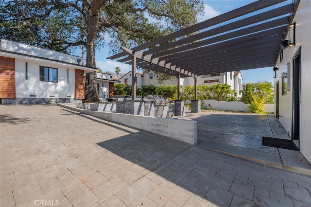 421 Mariposa Avenue