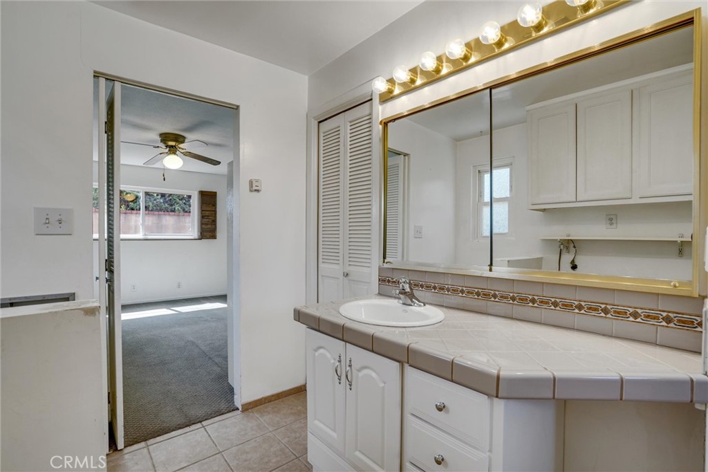 1302 E Carlton Avenue