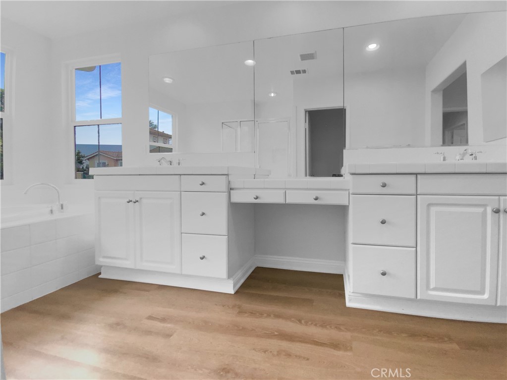 8062 Holland Park Street