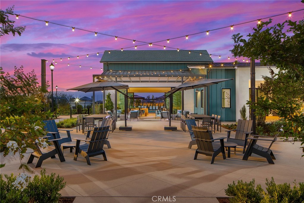 2433 E Hyde Paseo