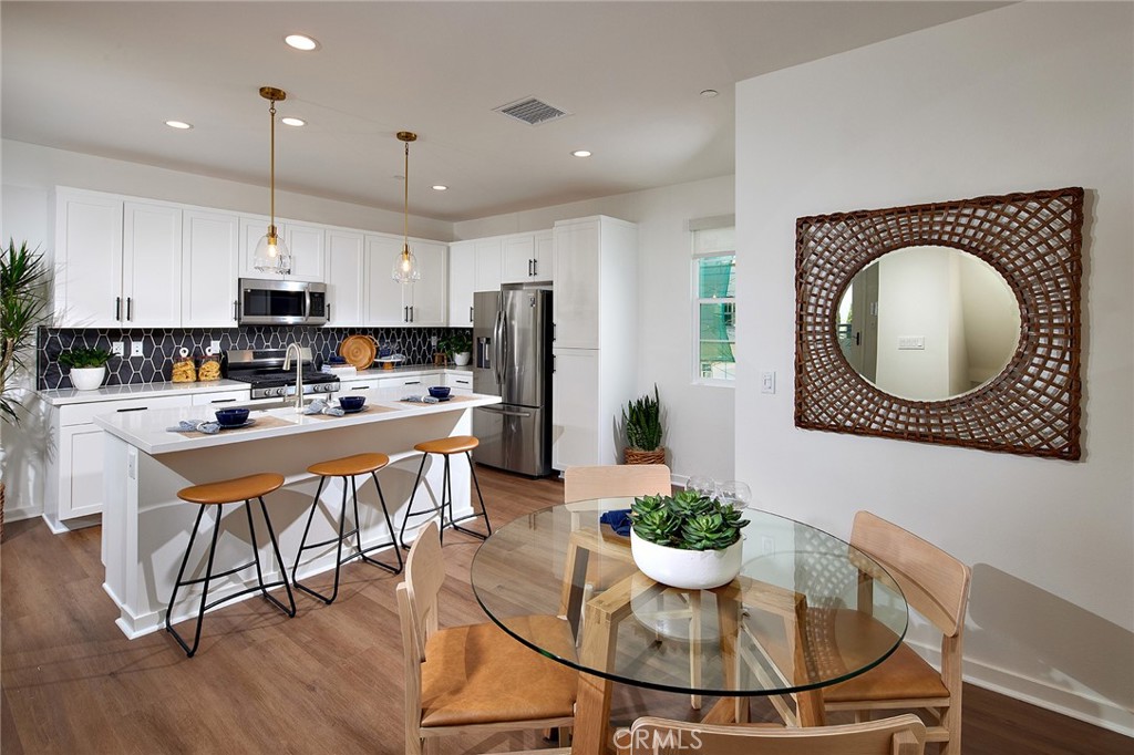 2433 E Hyde Paseo