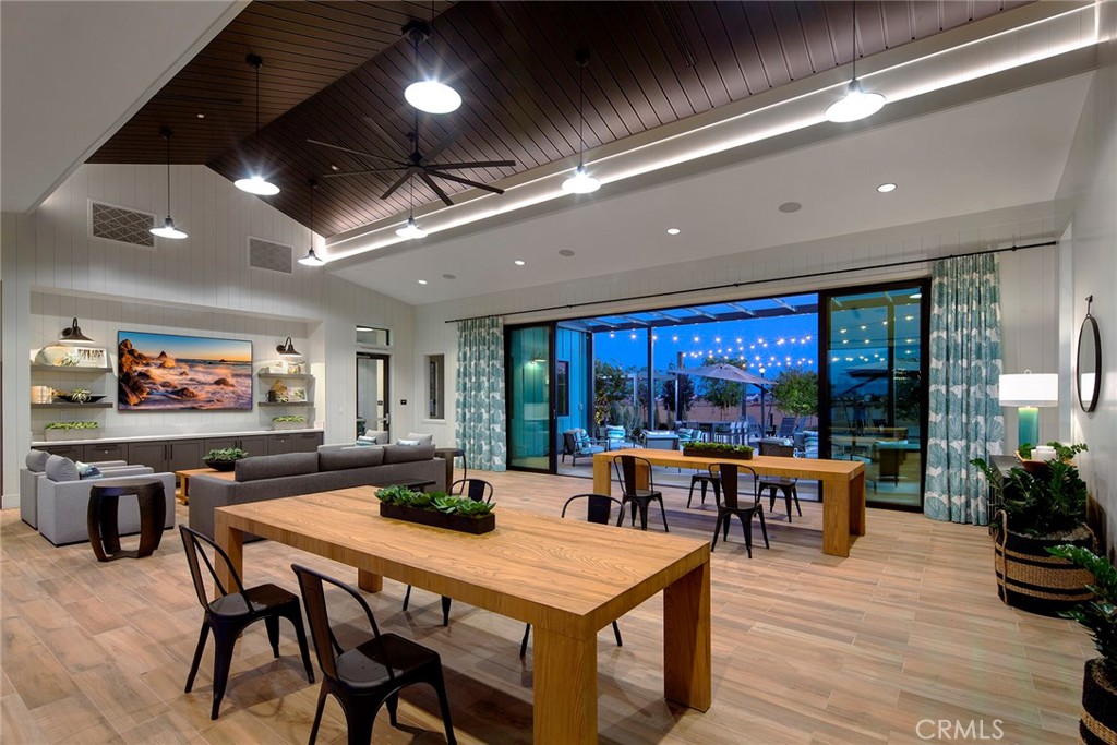 2433 E Hyde Paseo