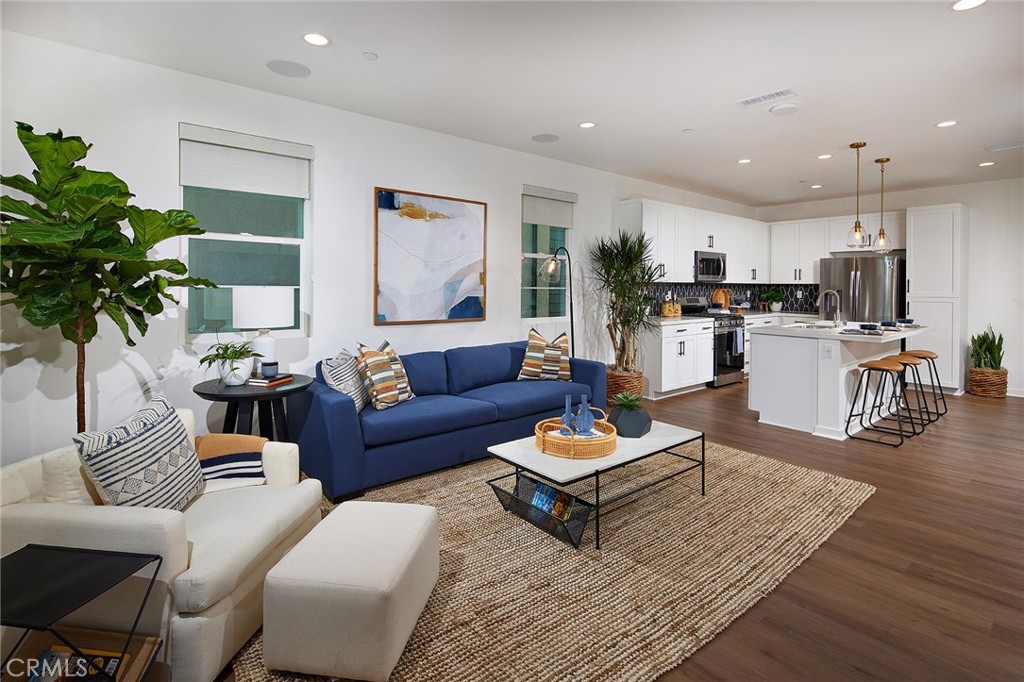 2433 E Hyde Paseo