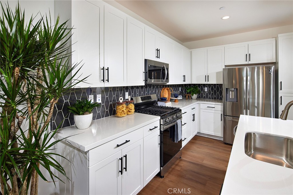 2433 E Hyde Paseo