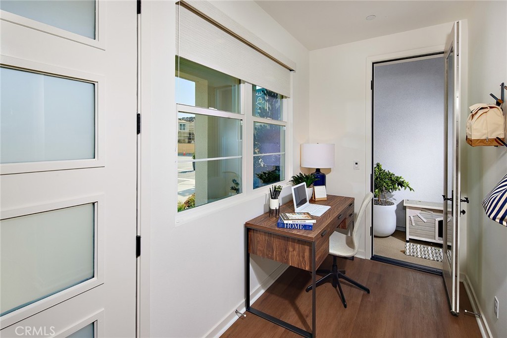 2433 E Hyde Paseo
