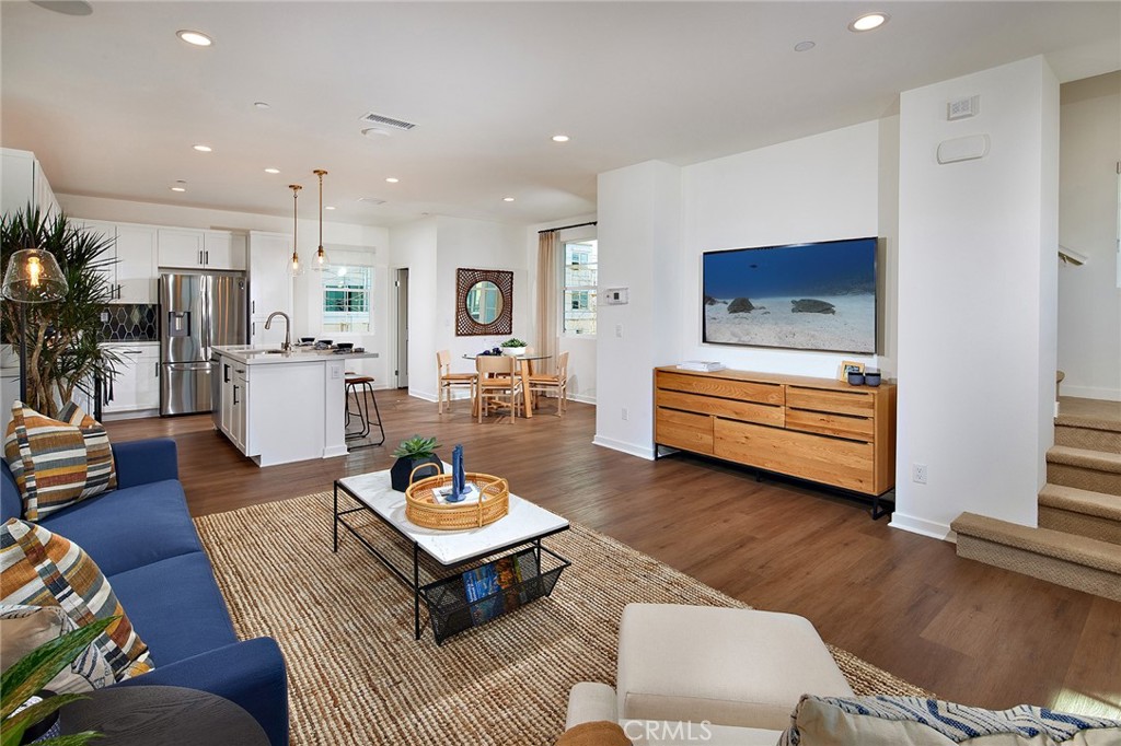 2433 E Hyde Paseo