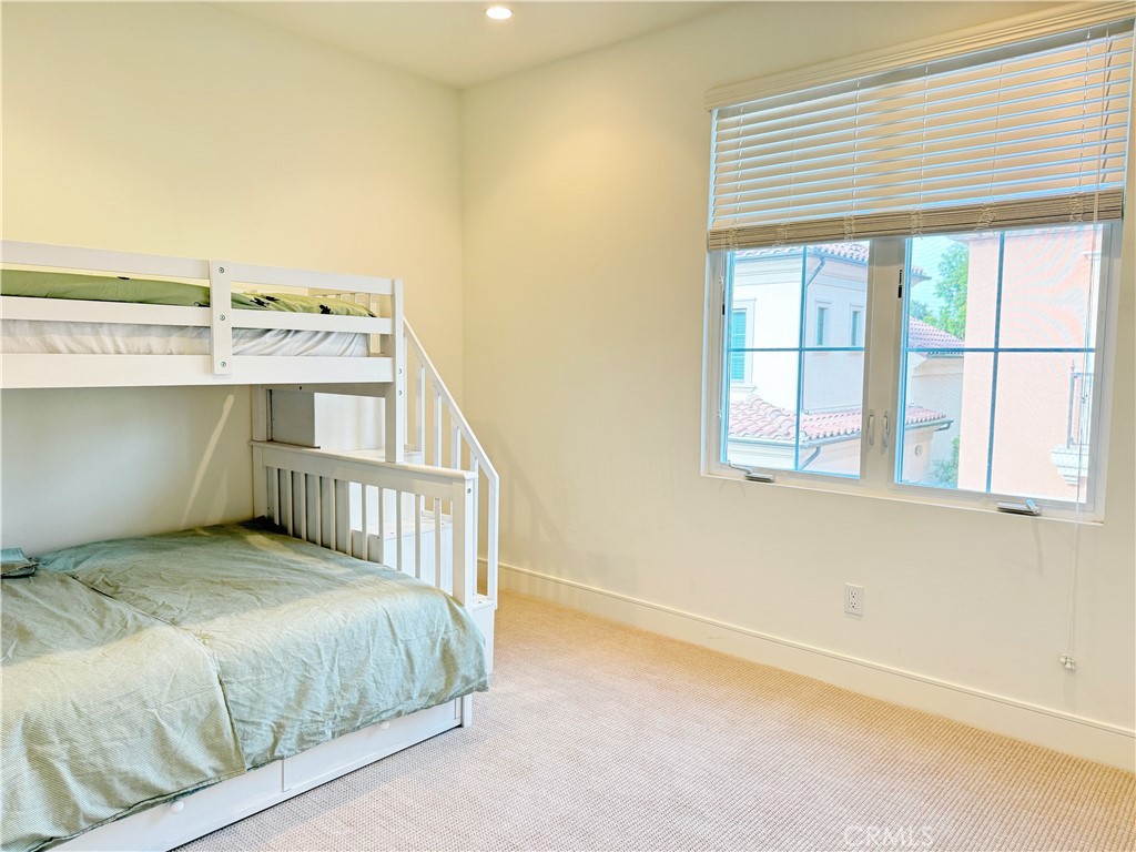 104 Lomita