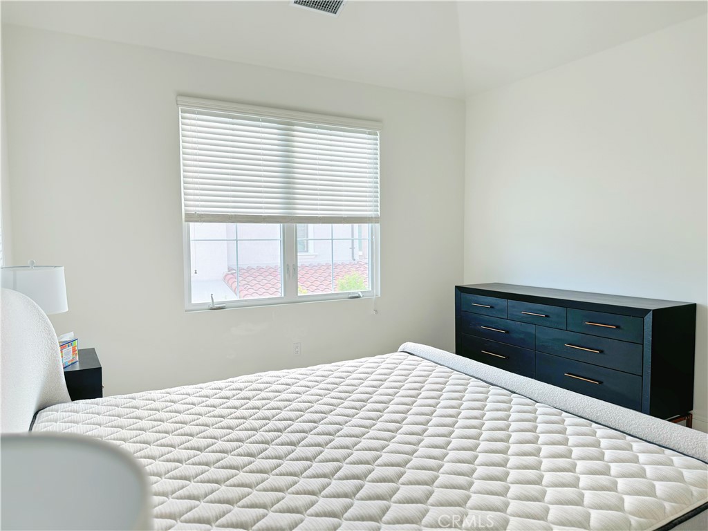 104 Lomita