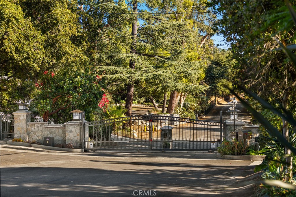 1701 Country Lane
