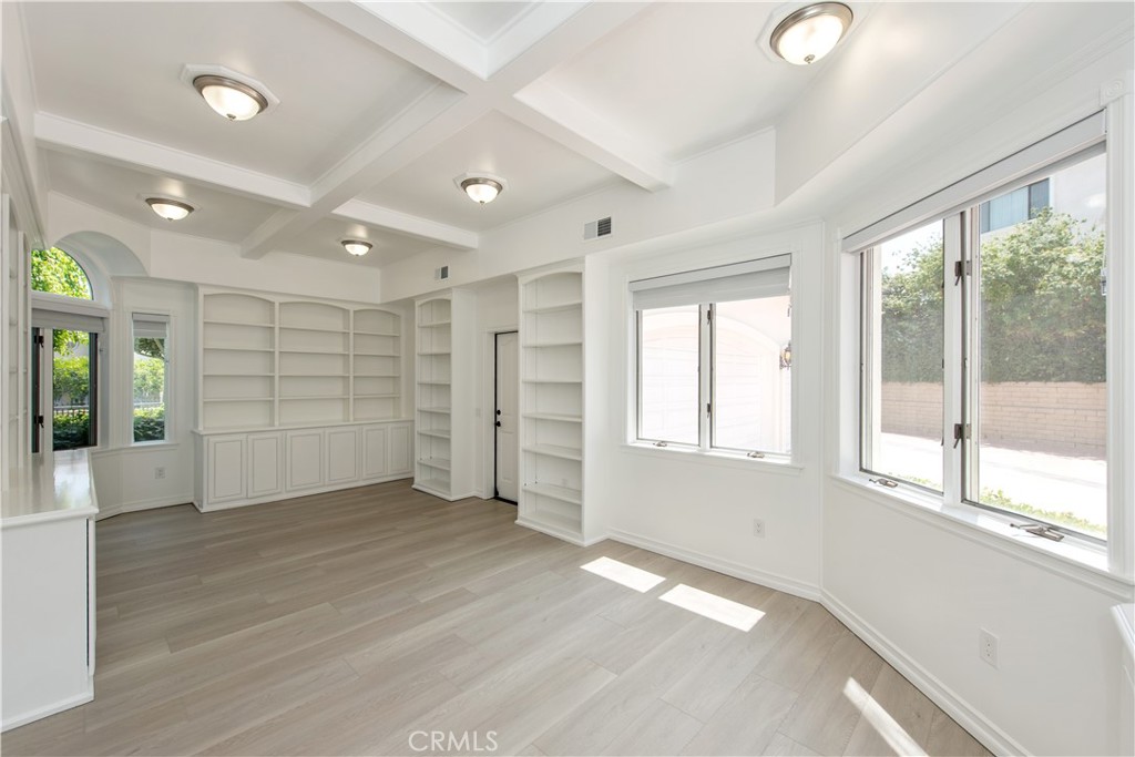 2836 N Kingsgate Drive
