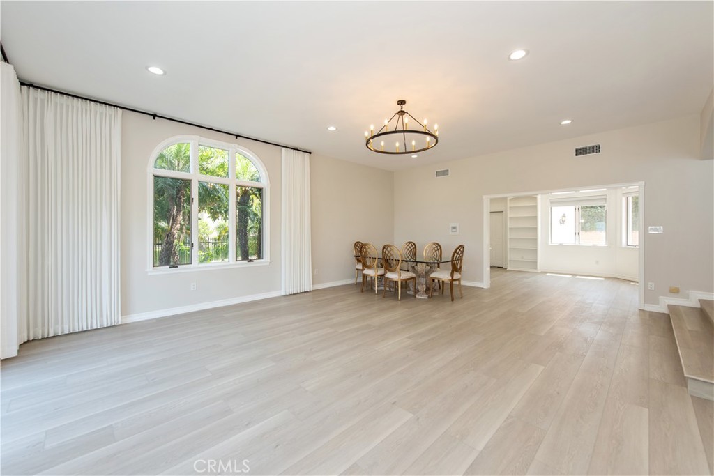 2836 N Kingsgate Drive