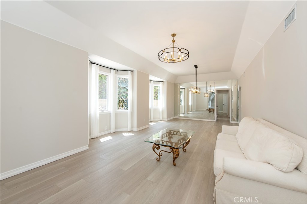 2836 N Kingsgate Drive