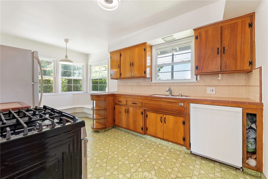 883 E Leadora Avenue