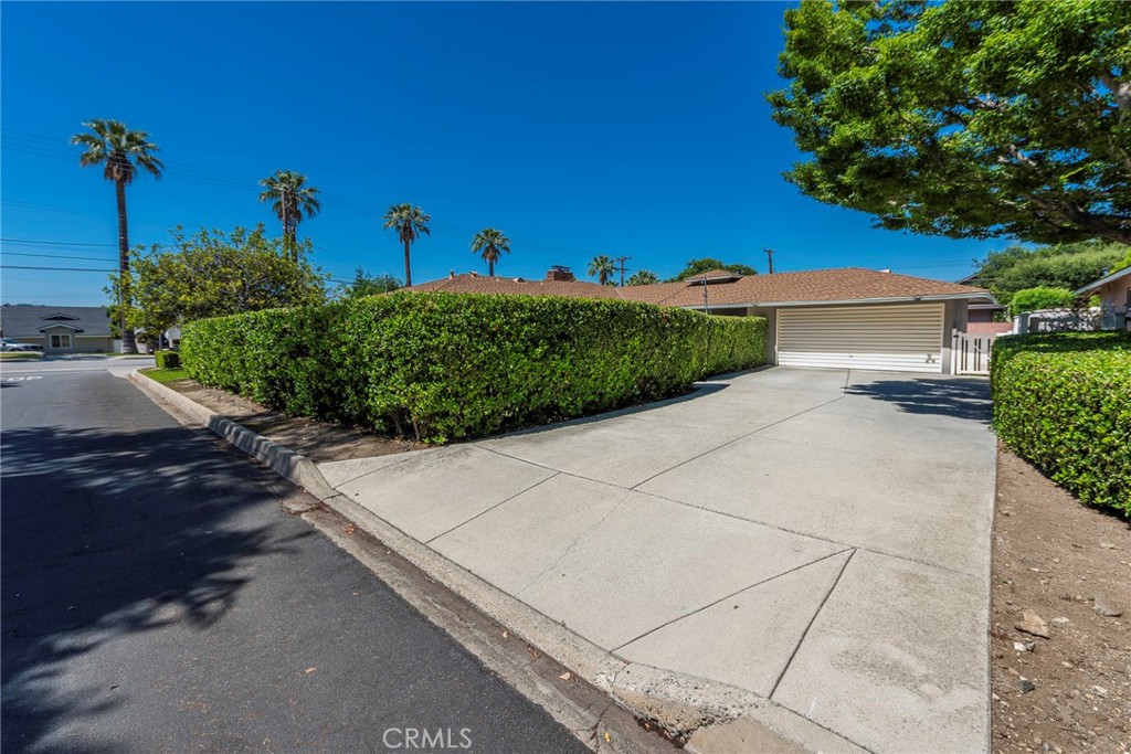 883 E Leadora Avenue