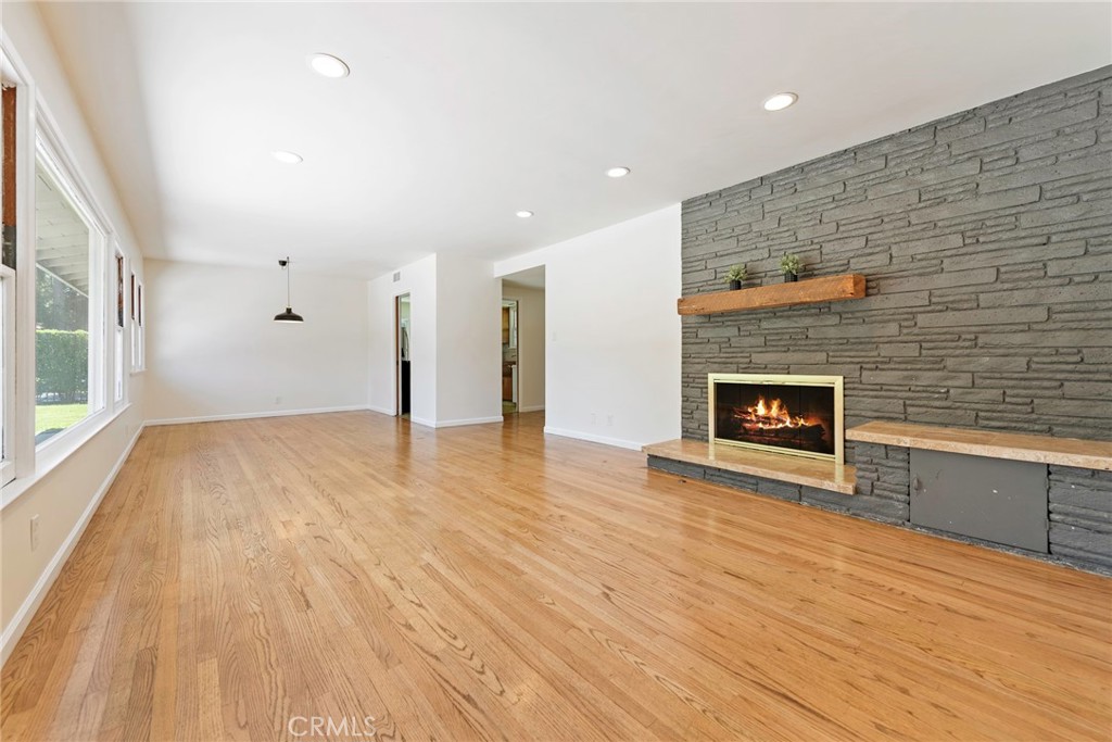 883 E Leadora Avenue