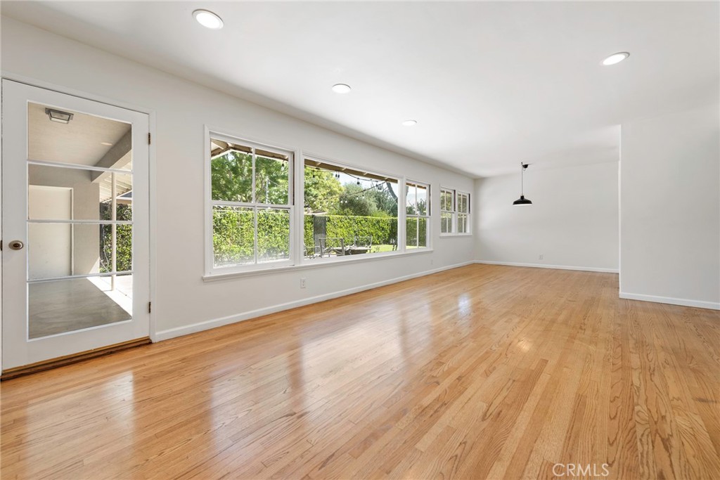 883 E Leadora Avenue