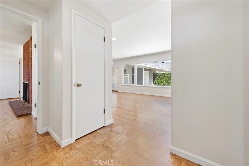 883 E Leadora Avenue