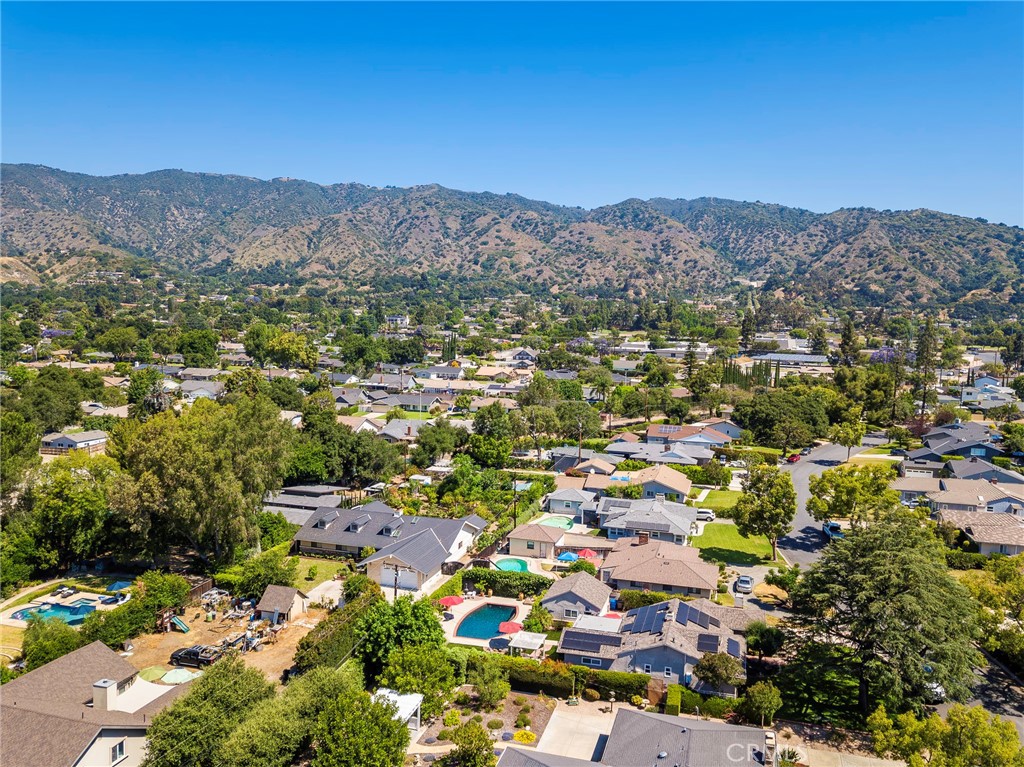 883 E Leadora Avenue