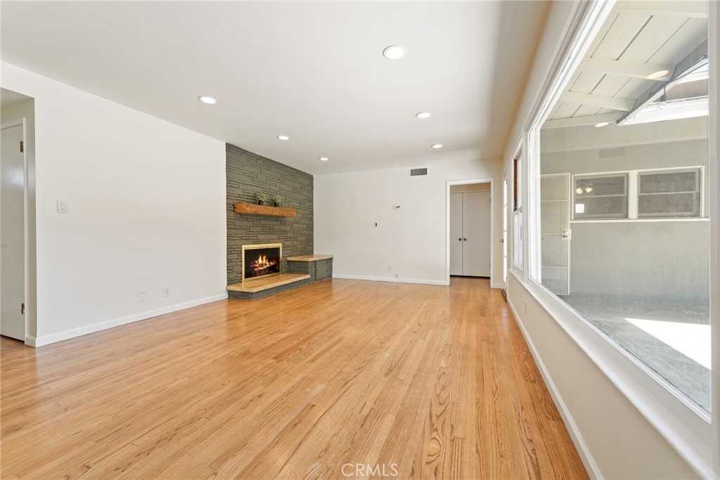 883 E Leadora Avenue