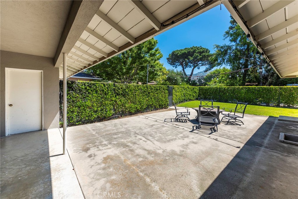 883 E Leadora Avenue