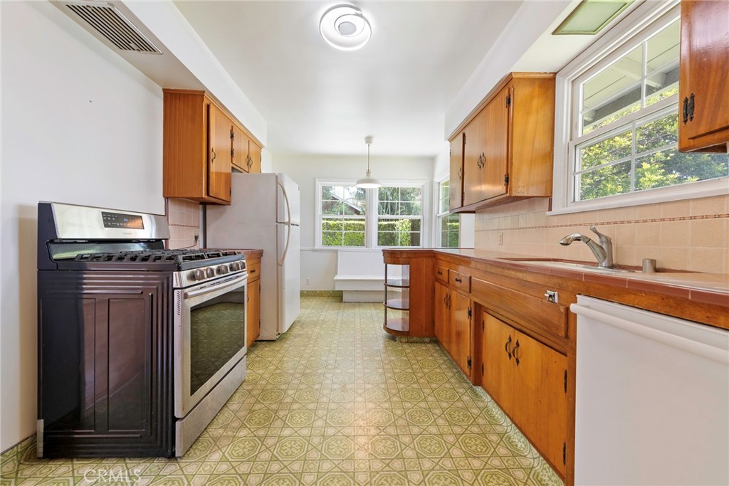 883 E Leadora Avenue