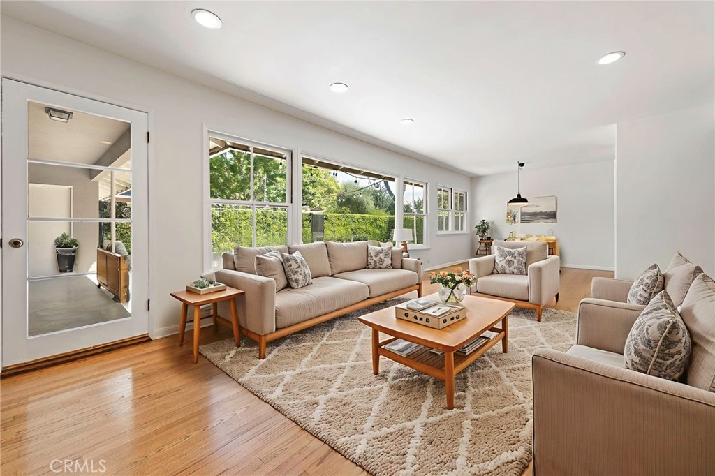 883 E Leadora Avenue