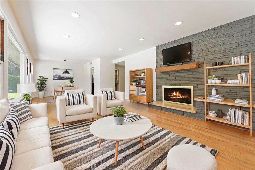 883 E Leadora Avenue