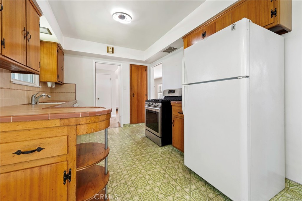 883 E Leadora Avenue