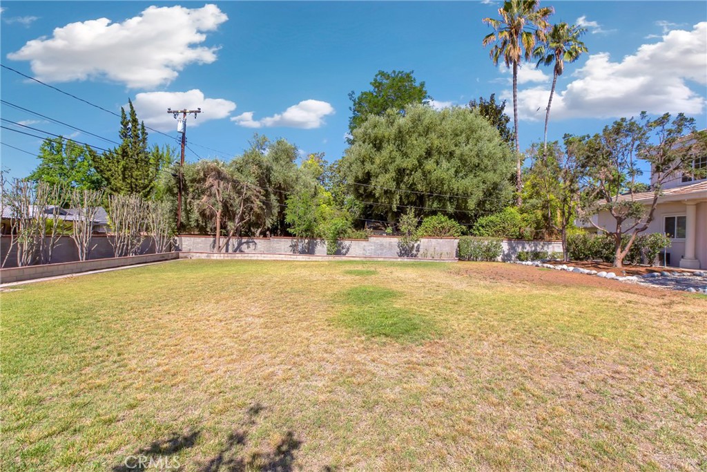 134 E Las Flores Ave