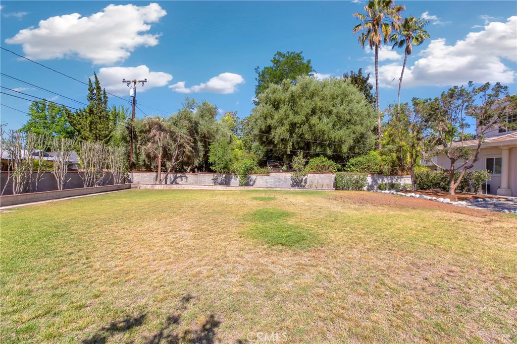 134 E Las Flores Ave