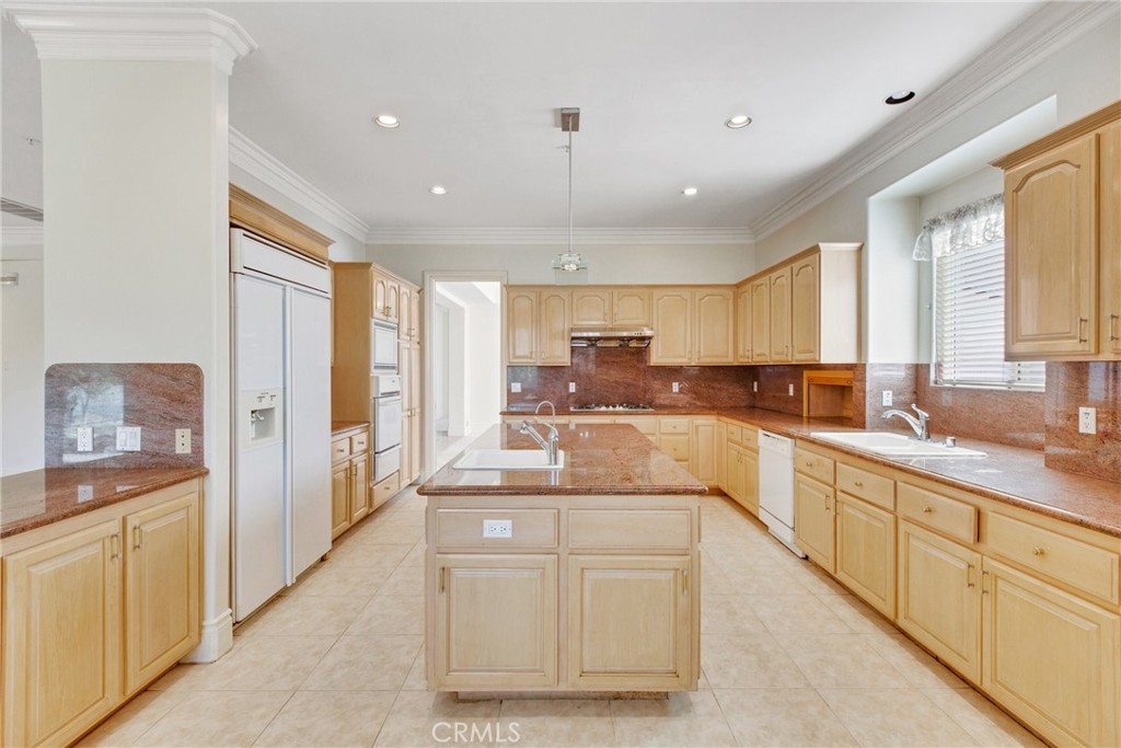 134 E Las Flores Ave