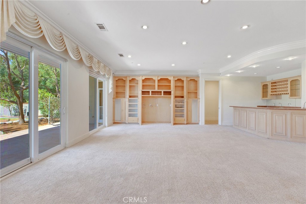 134 E Las Flores Ave