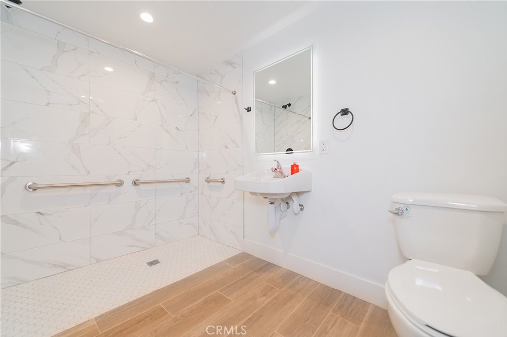 5652 La Mirada Avenue