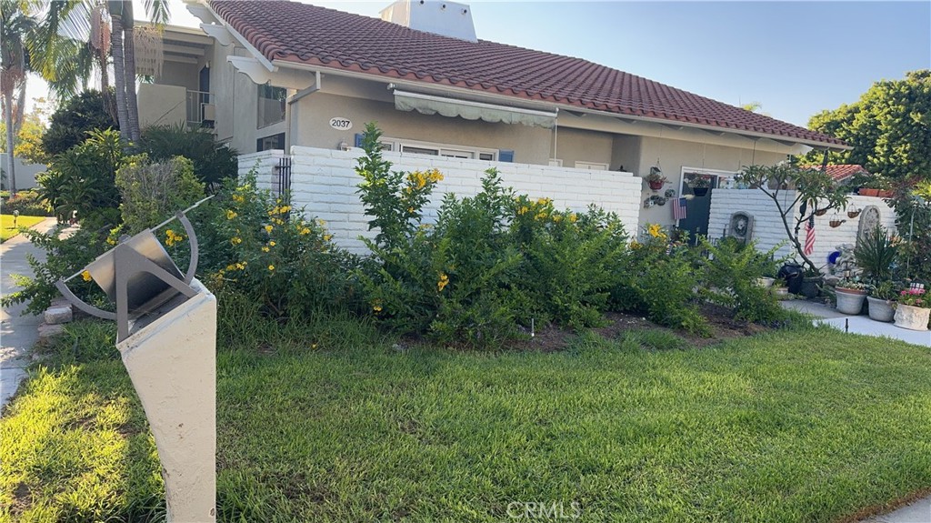 2037 Via Mariposa East C