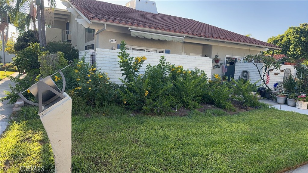 2037 Via Mariposa East C