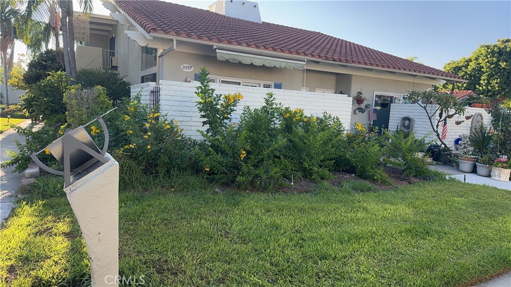 2037 Via Mariposa East C