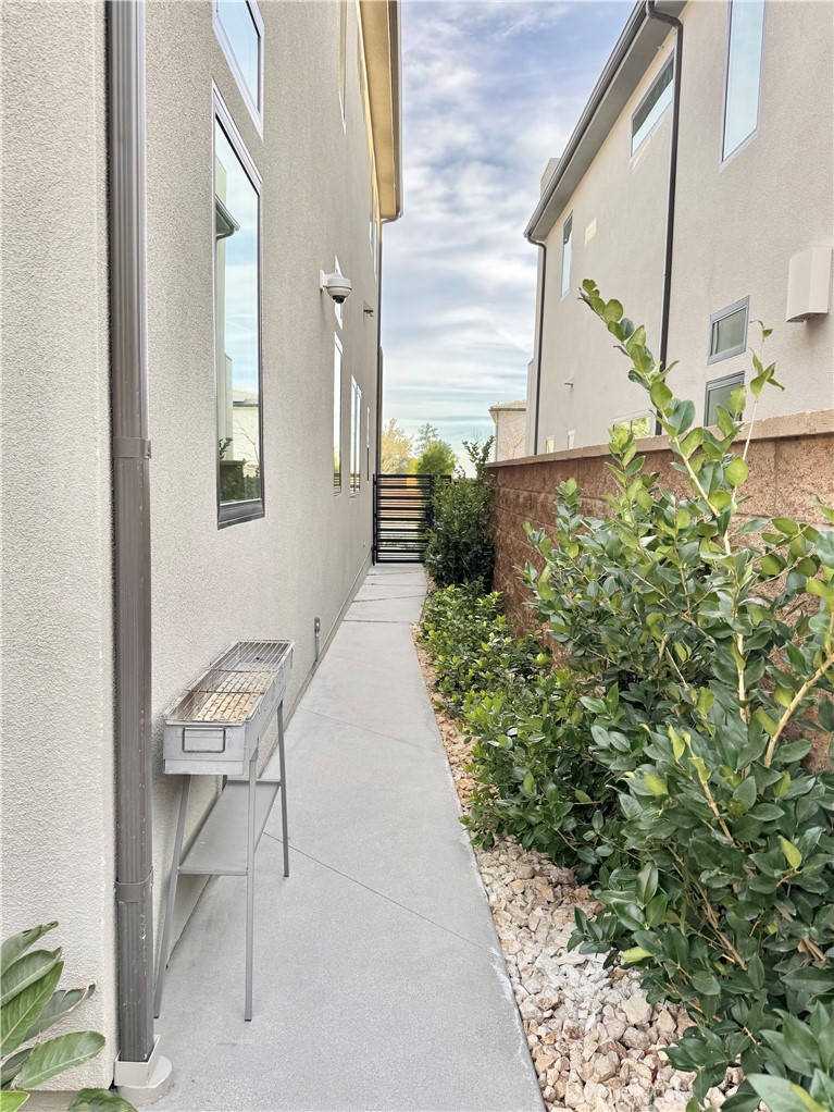 20401 W Aberdeen Lane